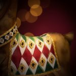 Rena Decorativa em Metal 42X7,5X28cm Cobre, Vermelha e Verde - Imagem 3