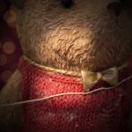 Urso em Resina Marrom e Vermelho 18cm - Imagem 5