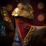 Anjo Decorativo em Metal com Corneta 47X8,25X34,25cm Branco, Dourado e Vermelho - Imagem 5