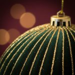 Kit Bolas Decoradas em Veludo Verde e Dourado 15cm c/2 - Imagem 2