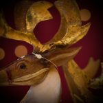 Rena Decorativa em Metal 33X10X25,5cm Vermelha e Dourada - Imagem 4