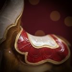 Rena Decorativa em Metal 33X10X25,5cm Vermelha e Dourada - Imagem 5